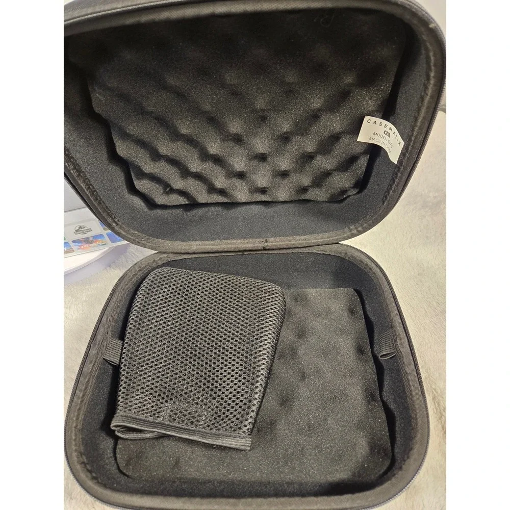 Oculus Go 32GB All-in-One VR Headset White with Casematix‎ Hard Travel Case